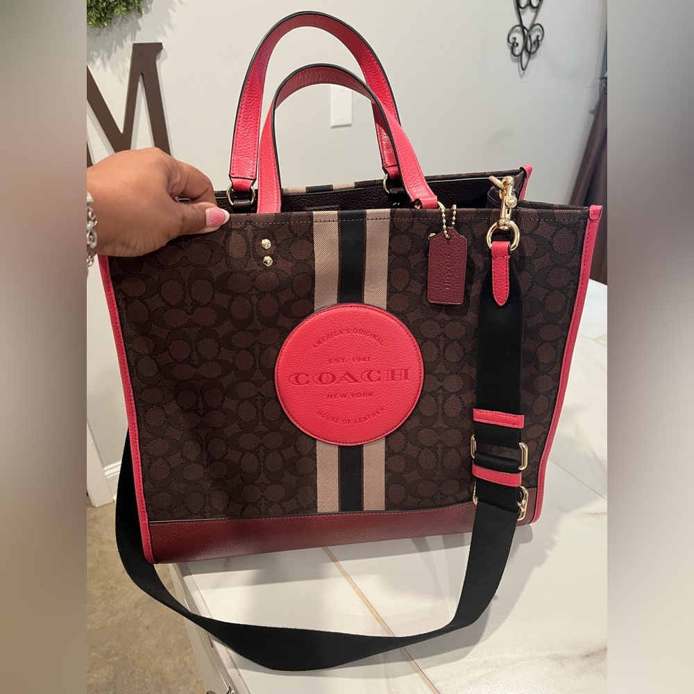 💕 Coach Dempsey Tote 40 Signature 💕